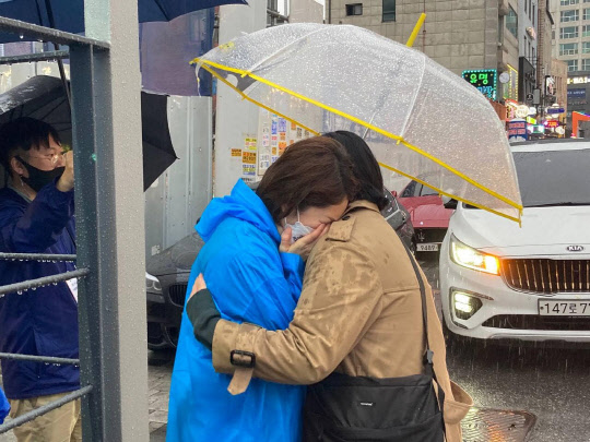 문재인 정부 청와대 대변인을 지낸 고민정 더불어민주당 의원은 지난 3월27일 지역구인 광진구에서 서울시장 보궐선거 선거운동을 하던 중 자신을 응원한 시민의 품에 안겨 우는 모습이 담긴 사진을 SNS에 게재했다.[사진=고민정 의원 페이스북]